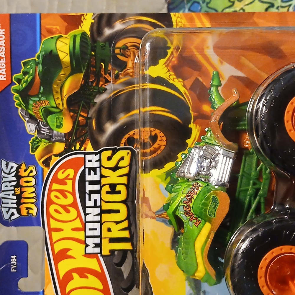 Hot Wheels Monster Trucks - Blue and Green Great Bite Vs Rageasaur - Picture 7 of 7